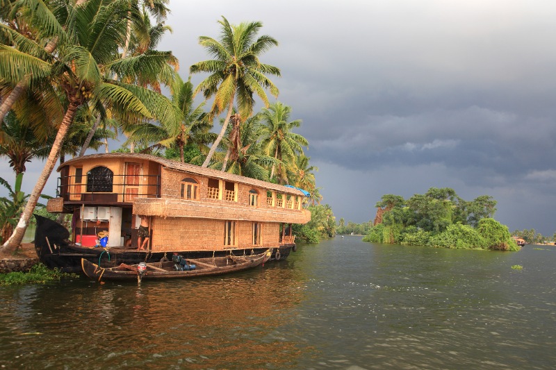 Munnar Houseboat Tour Packages